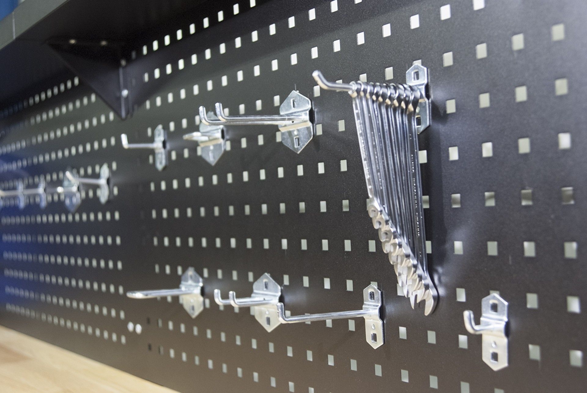 BANC DE LUCRU METALIC CU PANOU, 10 SERTARE, BLAT LEMN MASIV – 213 CM, KROFTOOLS PROFESIONAL PORTUGALIA