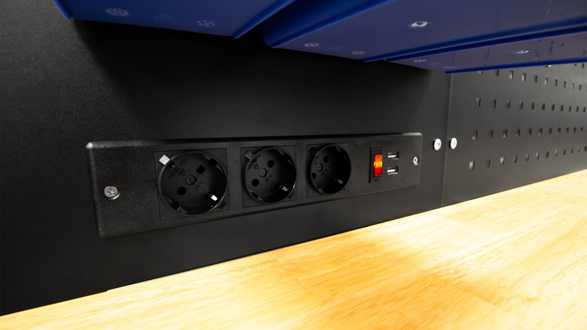 BANC DE LUCRU METALIC PROFESIONAL 10 SERTARE, BLAT LEMN MASIV, PANOU ILUMINAT LED, PRIZE 230V, PORT USB , LUNGIME 213 CM