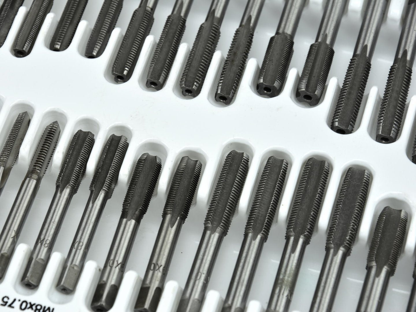 SET TAROZI SI FILIERE 110 PIESE, PENTRU FILETE INTERIOARE SI EXTERIOARE - GEKO