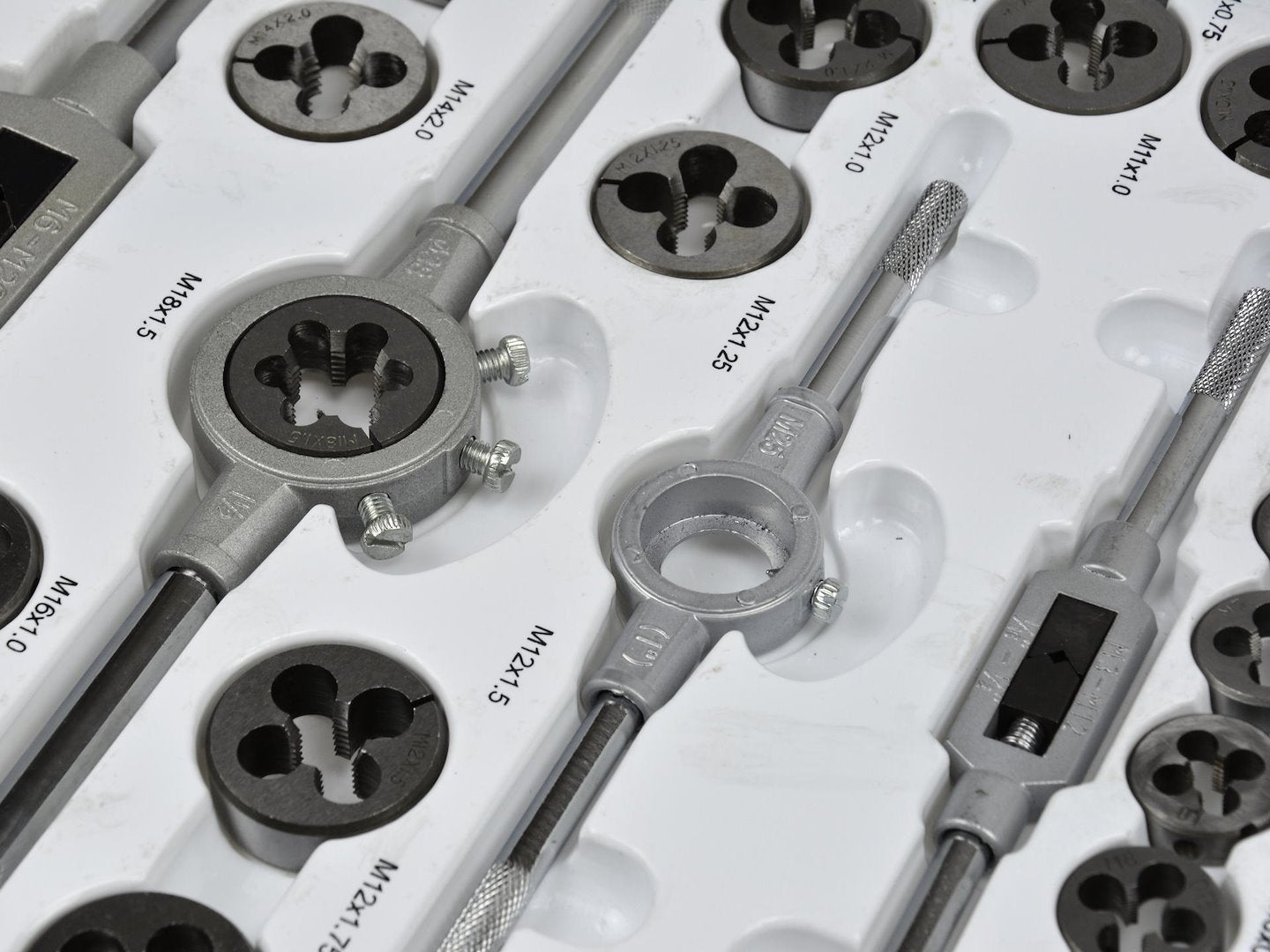 SET TAROZI SI FILIERE 110 PIESE, PENTRU FILETE INTERIOARE SI EXTERIOARE - GEKO