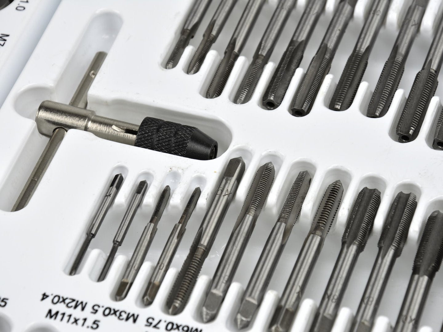 SET TAROZI SI FILIERE 110 PIESE, PENTRU FILETE INTERIOARE SI EXTERIOARE - GEKO