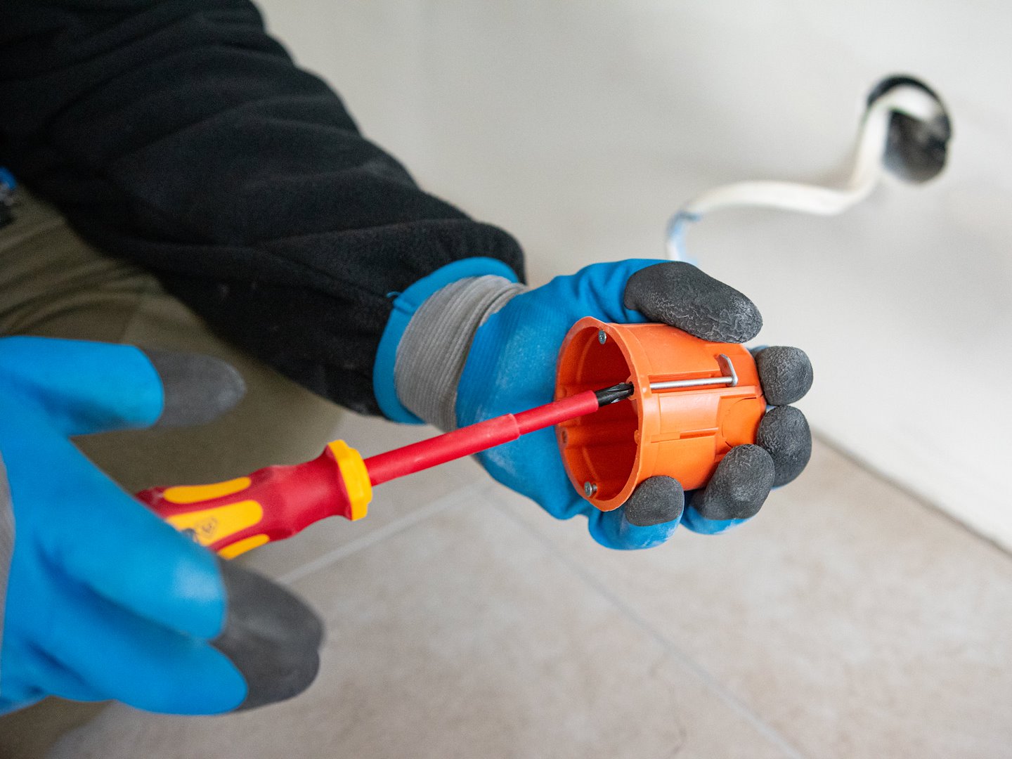 SET SURUBELNITE IZOLATE PENTRU ELECTRICIENI 1000V SI TESTER DIGITAL DE TENSIUNE 7 PIESE GEKO