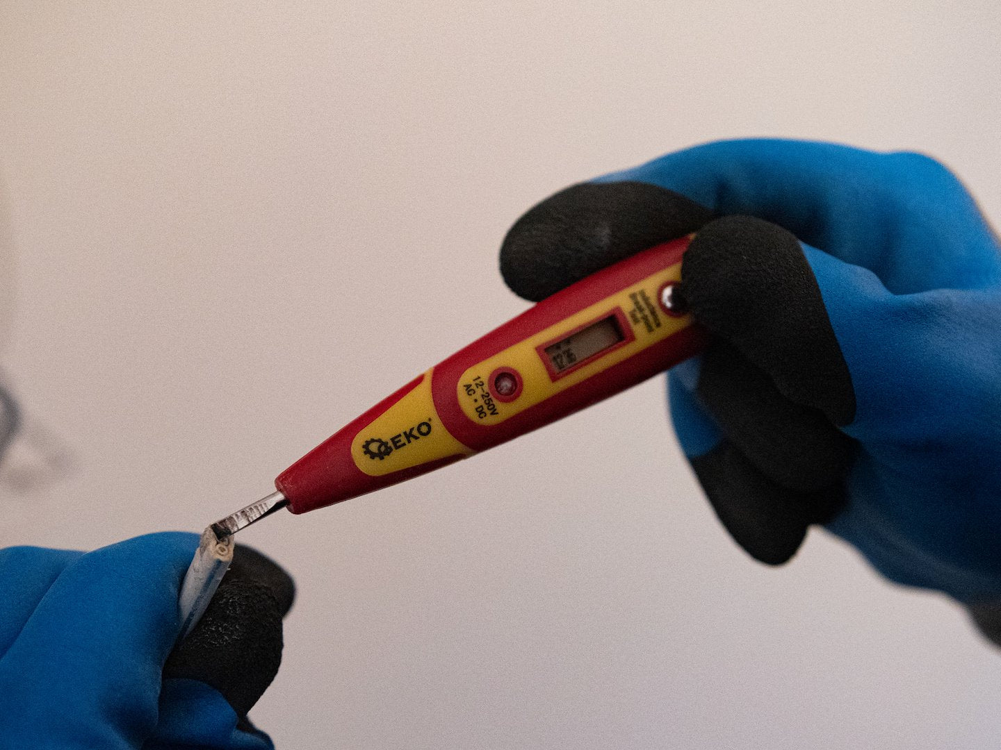 SET SURUBELNITE IZOLATE PENTRU ELECTRICIENI 1000V SI TESTER DIGITAL DE TENSIUNE 7 PIESE GEKO