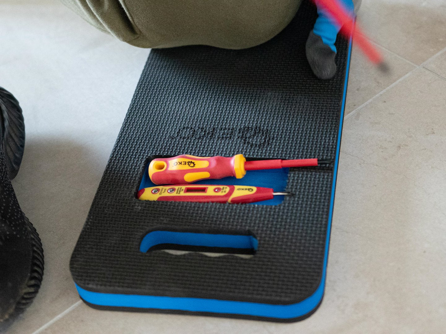 SET SURUBELNITE IZOLATE PENTRU ELECTRICIENI 1000V SI TESTER DIGITAL DE TENSIUNE 7 PIESE GEKO