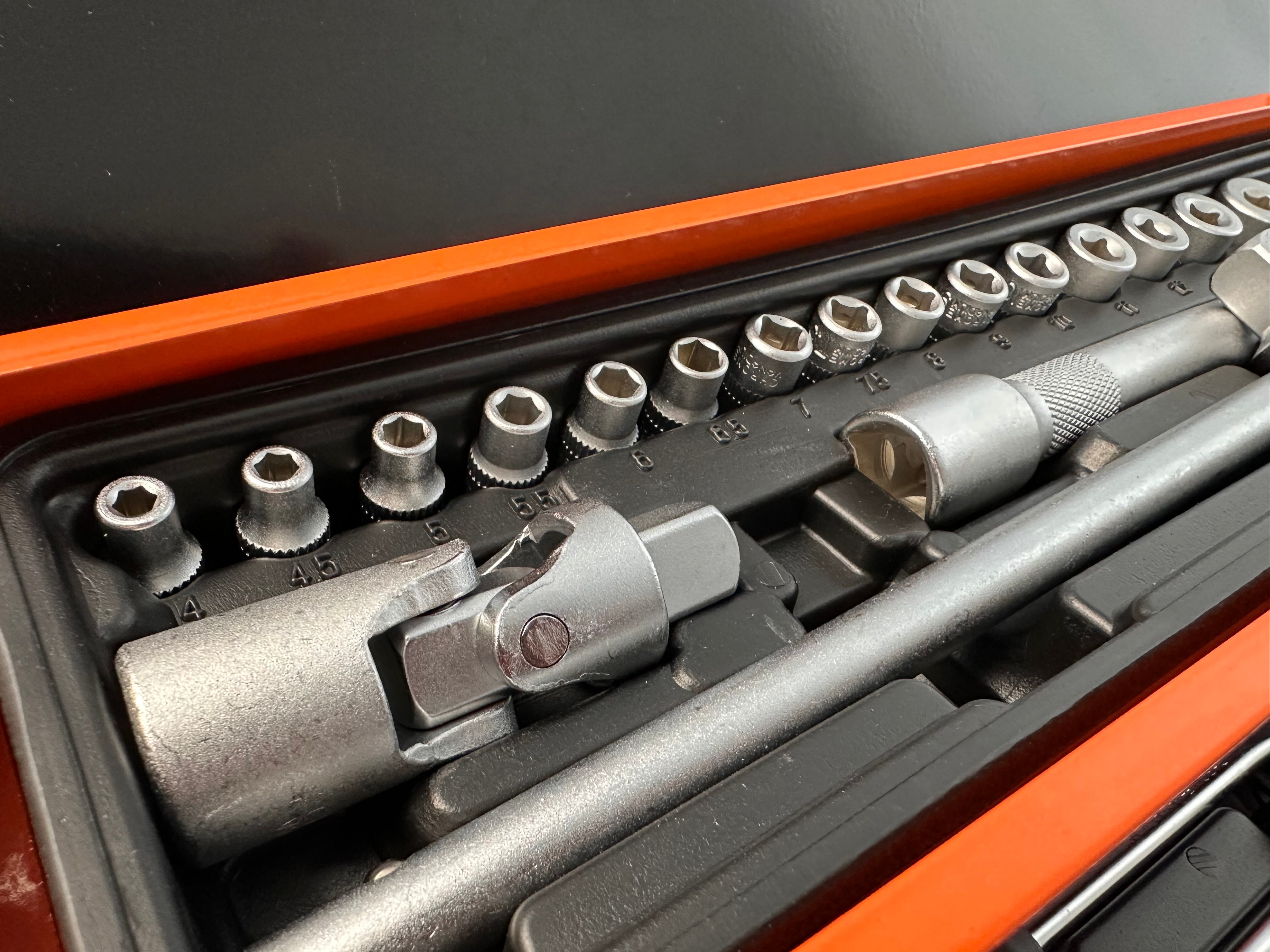 TRUSA DE SCULE METALICA ECHIPATA CU 85 PIESE GEBO TOOLS