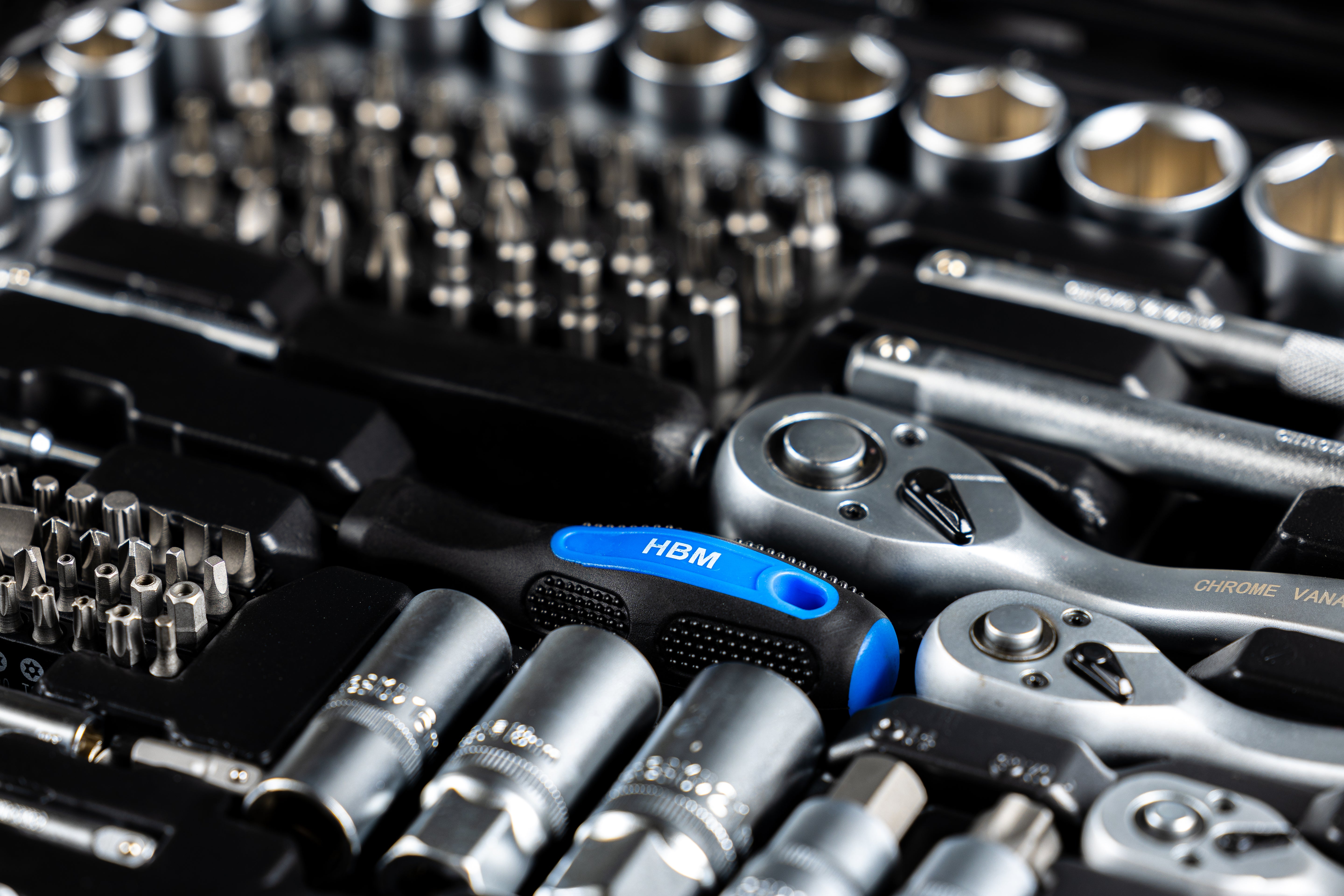 TRUSA DE SCULE PROFESIONALA CU TUBULARE SI CLICHETI 1/2 3/8 1/4 216 PIESE HBM OLANDA