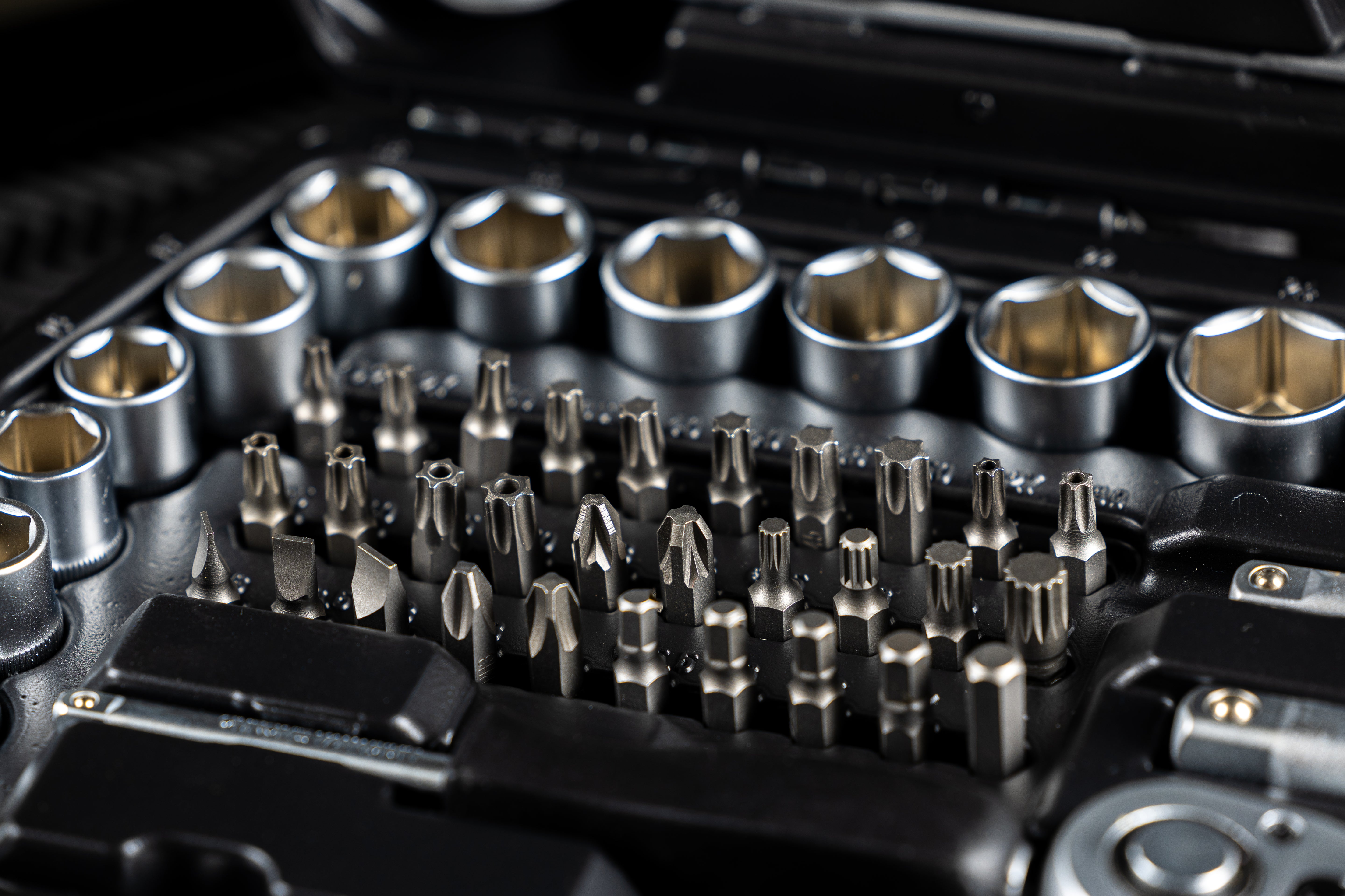 TRUSA DE SCULE PROFESIONALA CU TUBULARE SI CLICHETI 1/2 3/8 1/4 216 PIESE HBM OLANDA