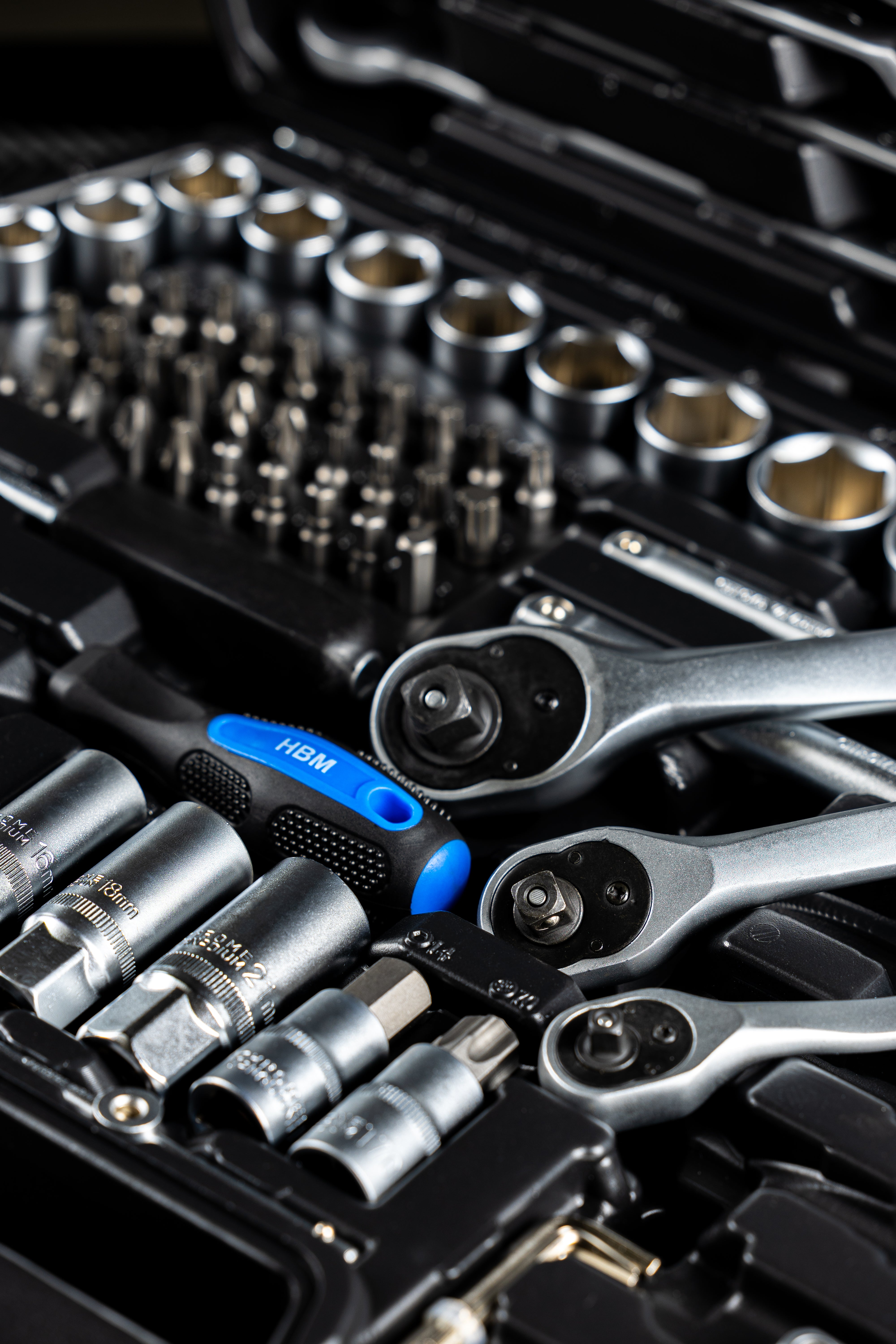 TRUSA DE SCULE PROFESIONALA CU TUBULARE SI CLICHETI 1/2 3/8 1/4 216 PIESE HBM OLANDA