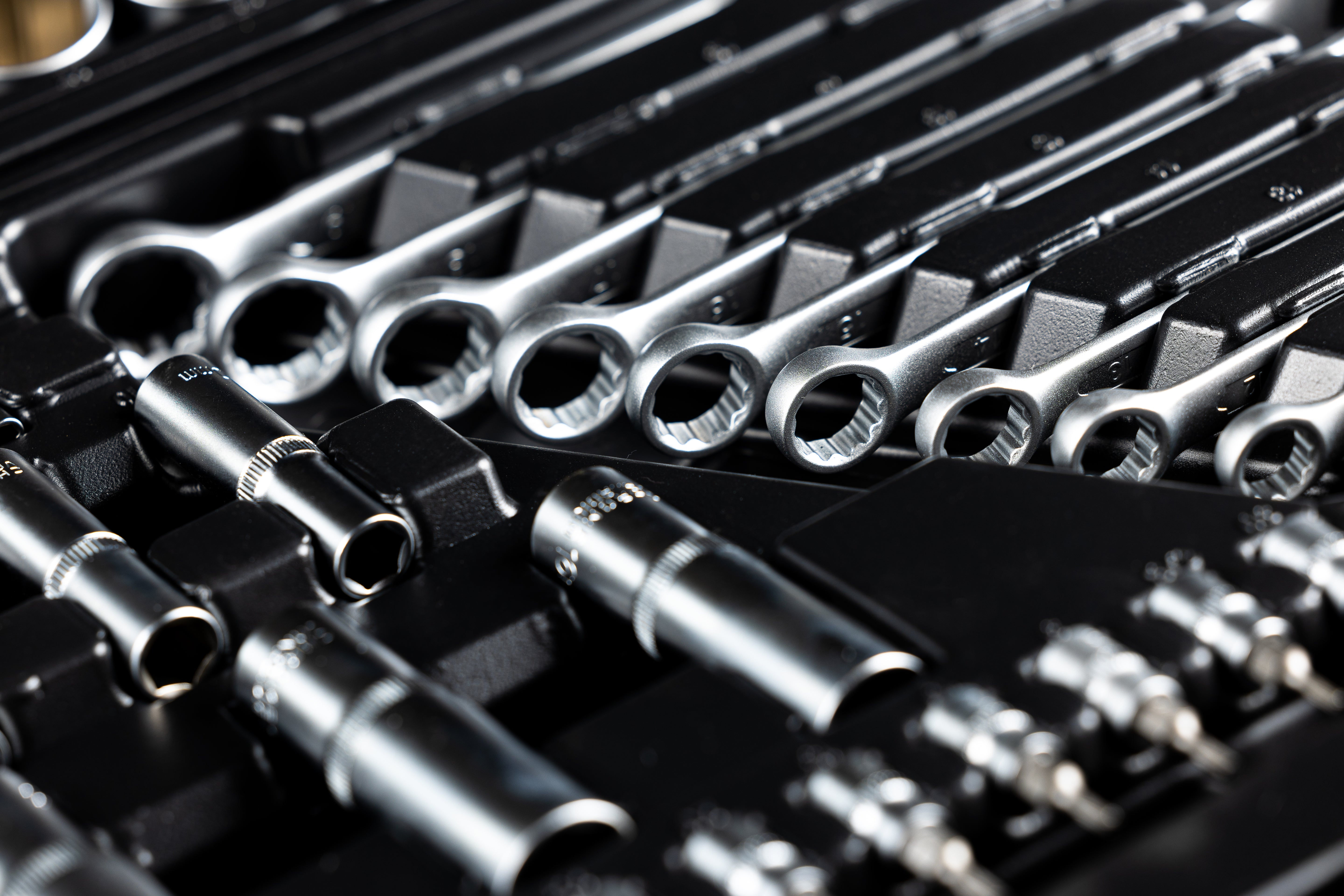 TRUSA DE SCULE PROFESIONALA CU TUBULARE SI CLICHETI 1/2 3/8 1/4 216 PIESE HBM OLANDA