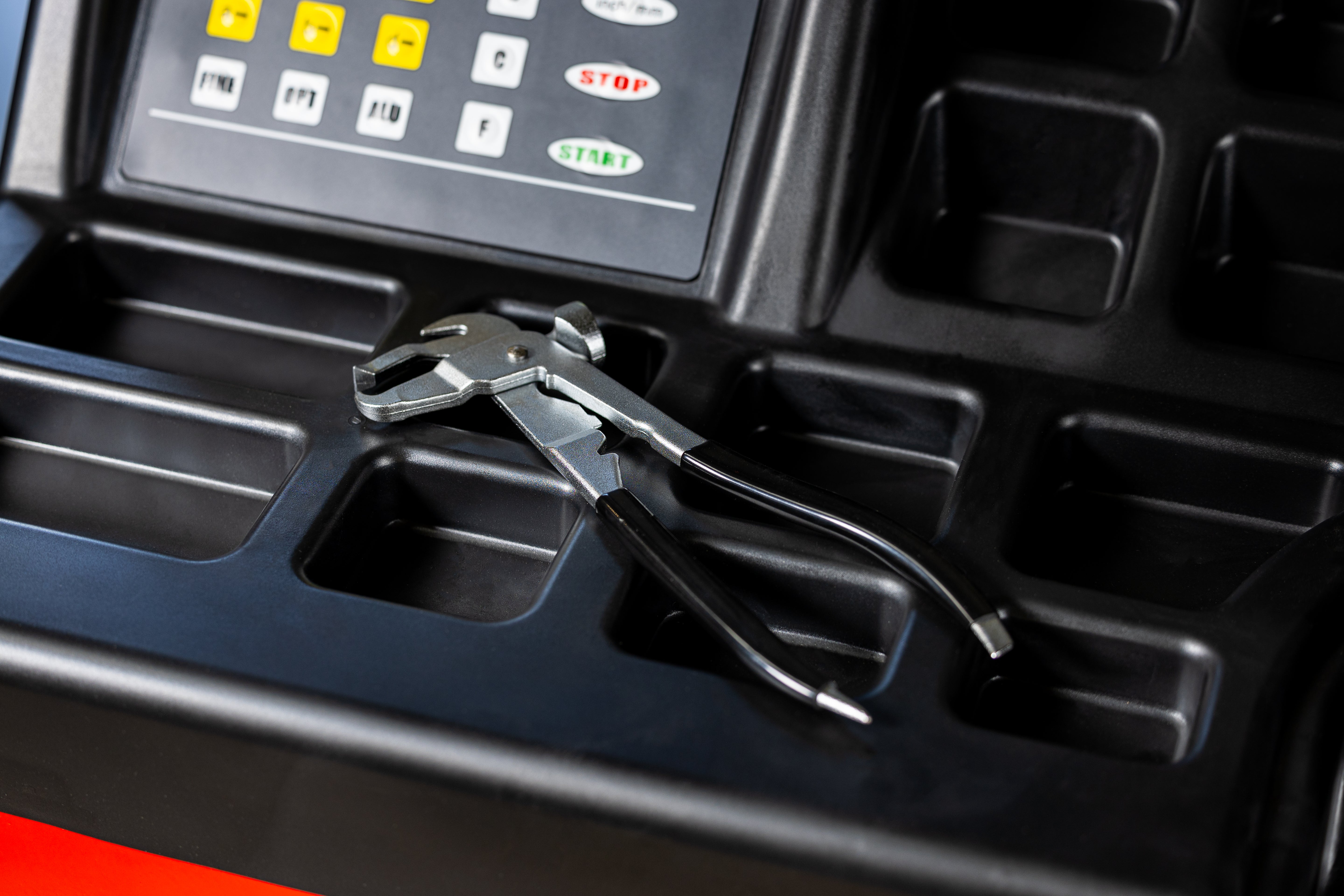 MASINA DE ECHILIBRAT AUTOMATA PENTRU ROTI AUTOTURISME 24" DISPLAY LED REDATS POLONIA