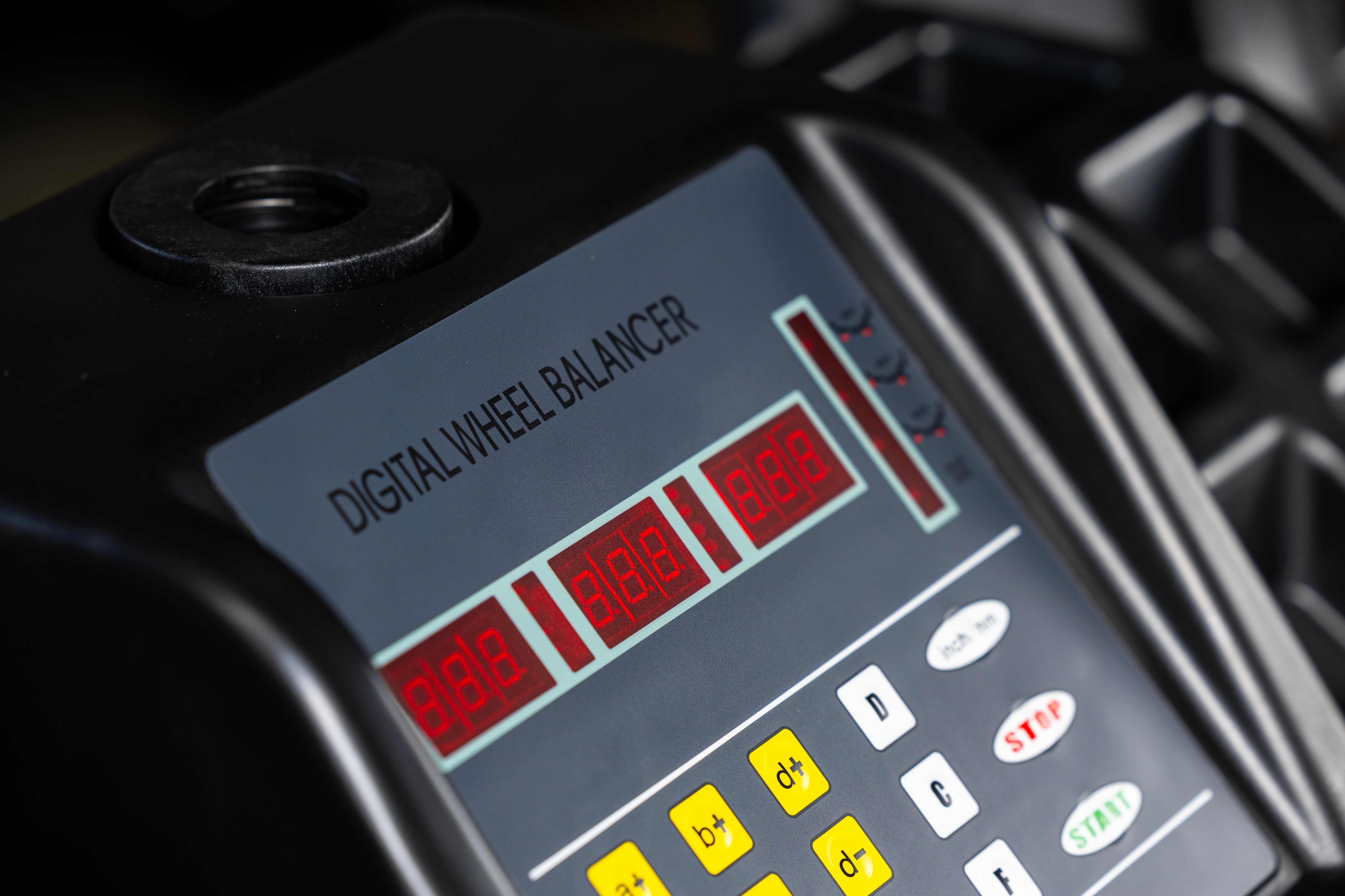 MASINA DE ECHILIBRAT AUTOMATA PENTRU ROTI AUTOTURISME 24" DISPLAY LED REDATS POLONIA