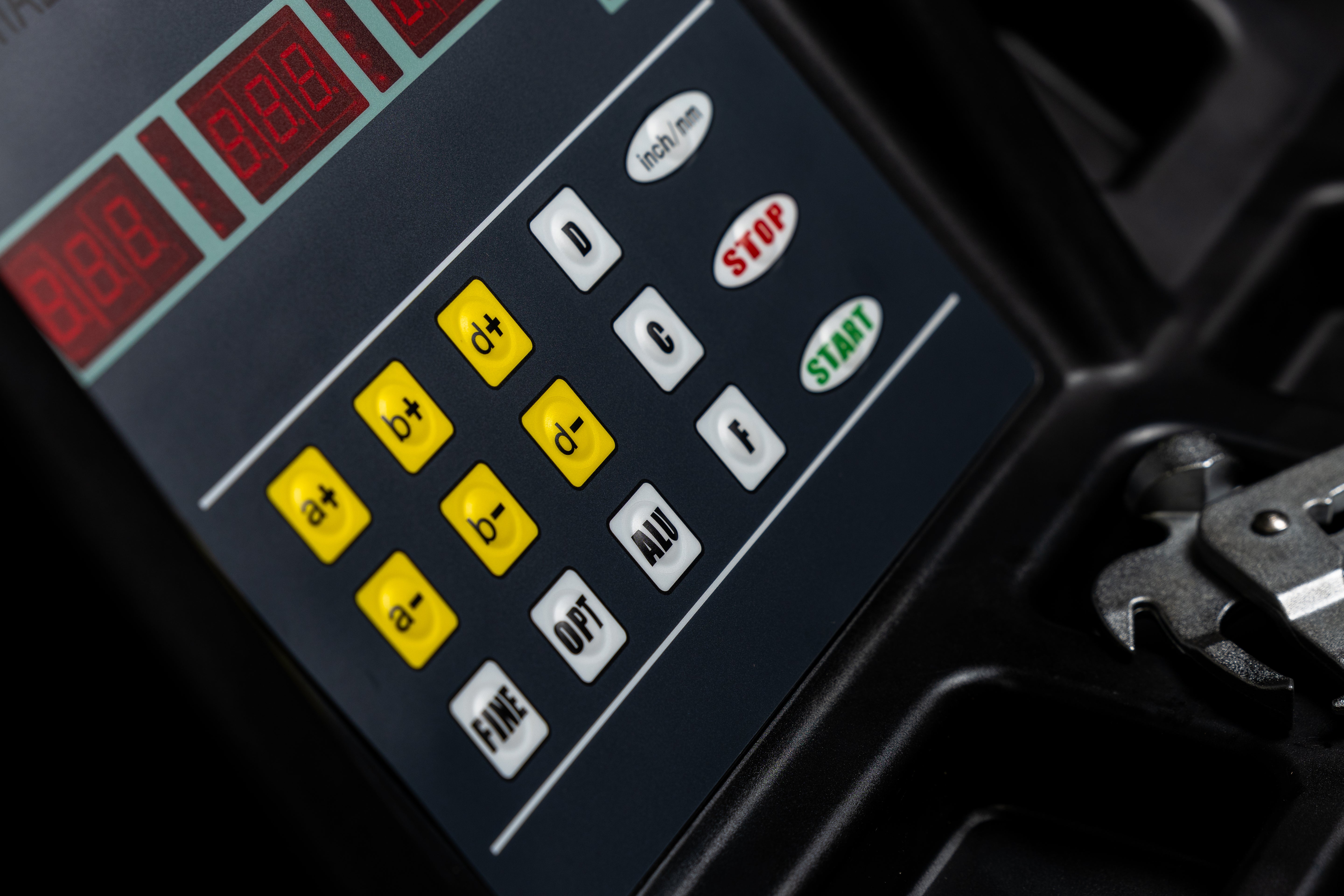 MASINA DE ECHILIBRAT AUTOMATA PENTRU ROTI AUTOTURISME 24" DISPLAY LED REDATS POLONIA