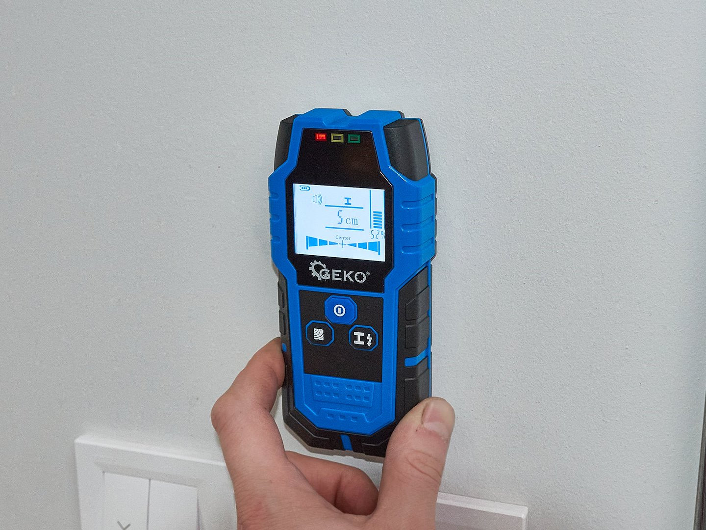 Detector digital pentru fire electrice in pereti GEKO