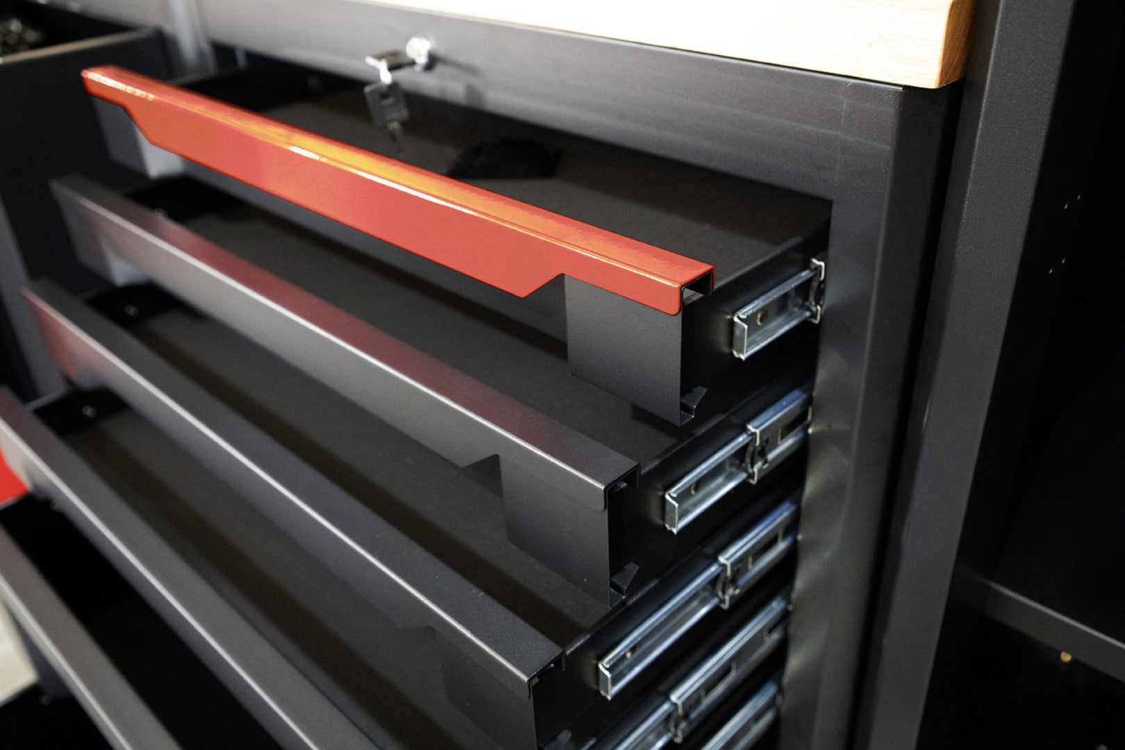 SET MOBILIER MODULAR METALIC PENTRU ATELIER 10 PIESE NEGRU/ROSU HBM