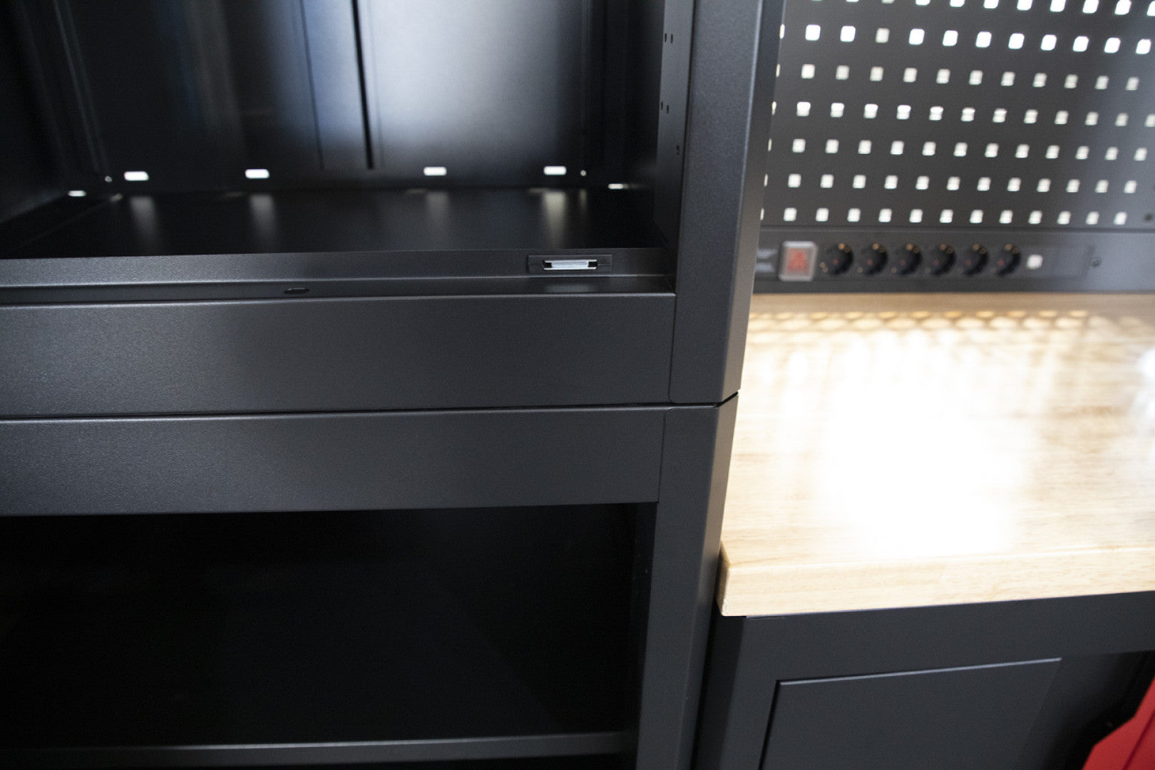 SET MOBILIER MODULAR METALIC PENTRU ATELIER 10 PIESE NEGRU/ROSU HBM