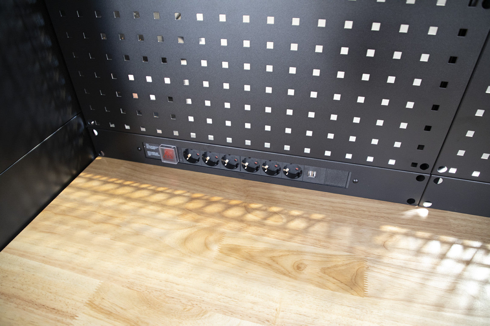 SET MOBILIER MODULAR METALIC PENTRU ATELIER 10 PIESE NEGRU/ROSU HBM