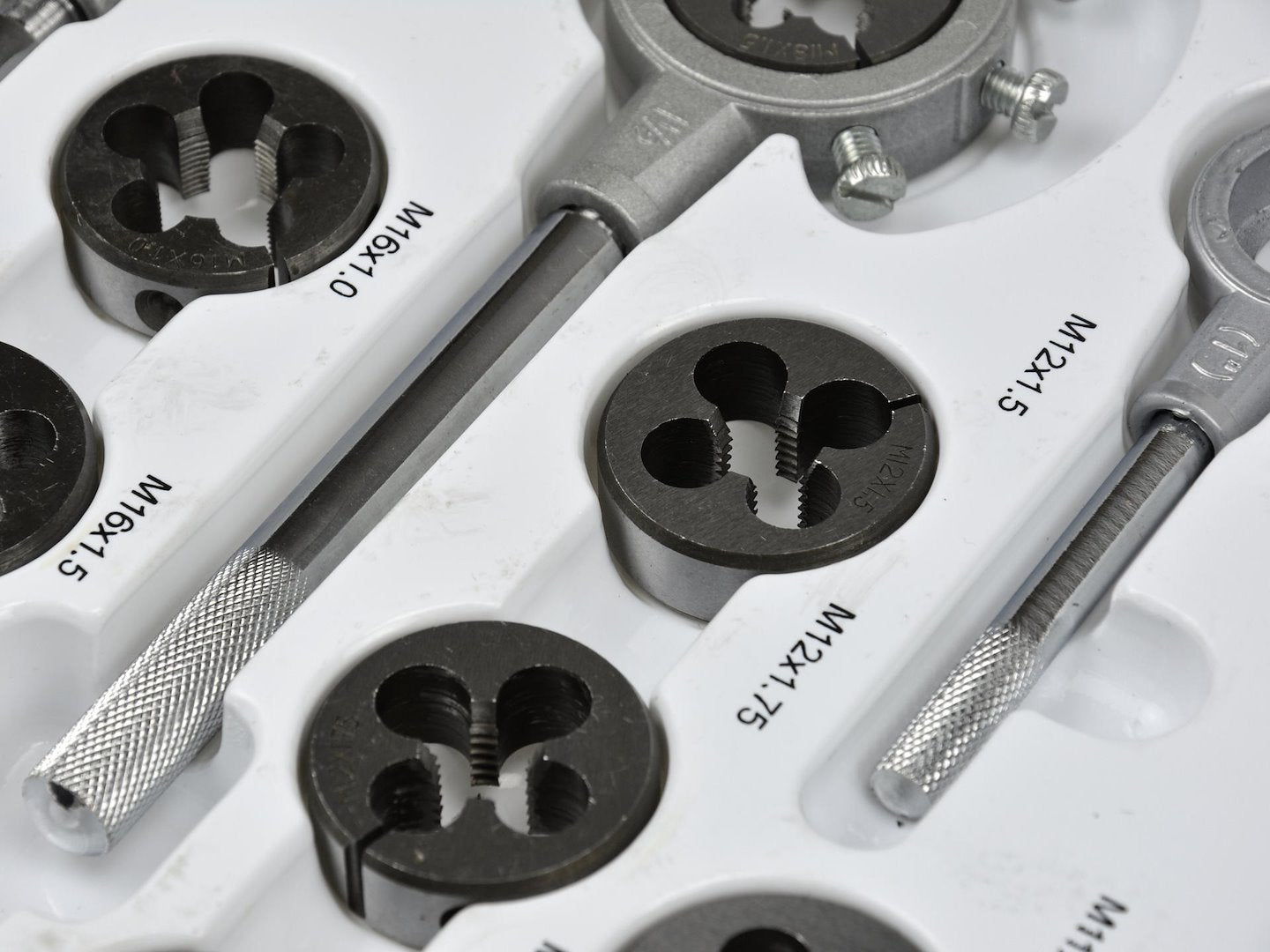 SET TAROZI SI FILIERE 110 PIESE, PENTRU FILETE INTERIOARE SI EXTERIOARE - GEKO