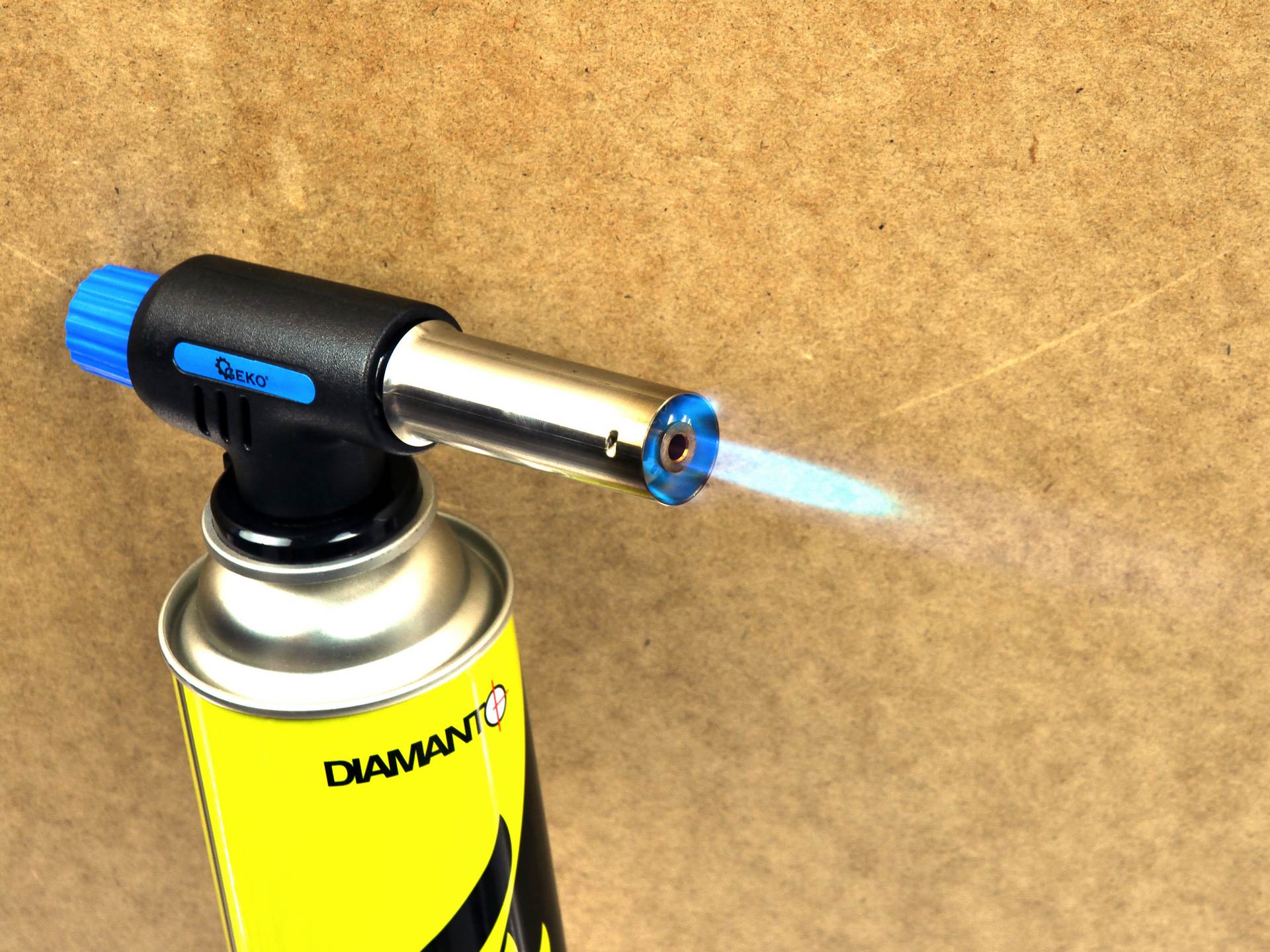 Cap arzator portabil pentru butelii gaz de tip spray