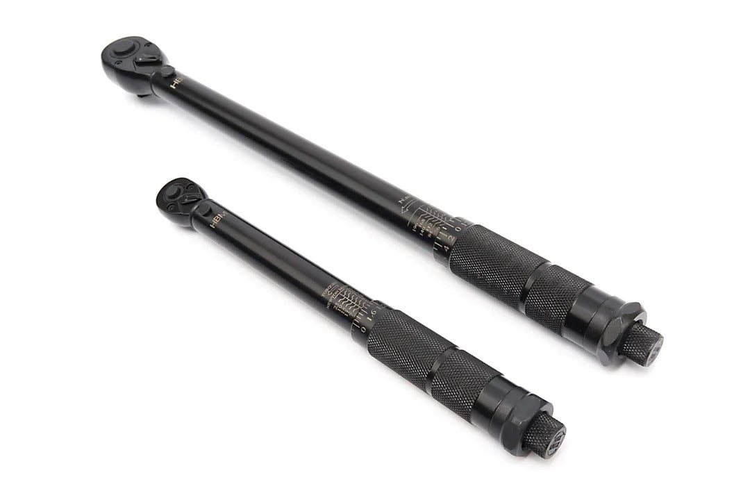Set chei dinamometrice HBM OLANDA 5 piese, 1/4” (5–25 NM) și 1/2” (28–210 NM), cu prelungitor 125 mm și adaptor